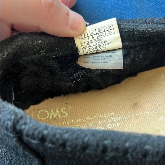 Toms Black Minimalist Slip-On Flats - Picture 2 of 8